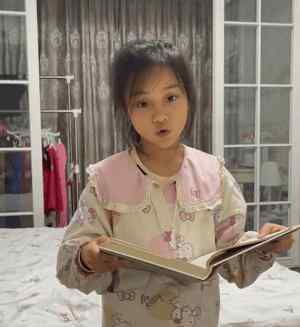李小璐女儿 李小璐晒8岁女儿读书照，被指黑眼圈重，网友：好好照顾甜馨
