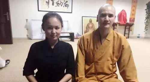 三棵千年松 僧袍露出大肌肉，帅和尚迷倒妹子无数，让我想起释明心当年的盛景