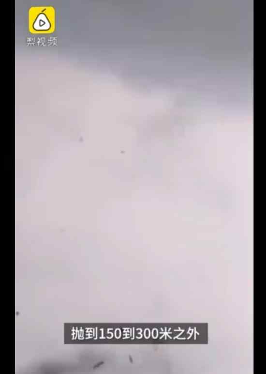 黑龙江乡镇遭龙卷风房盖满天飞 现场一片废墟