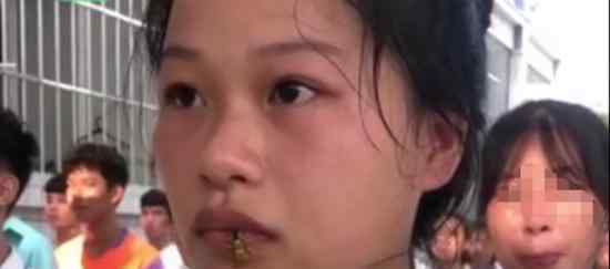 女生军训被马蜂爬嘴一动不动 当时情况是怎样的