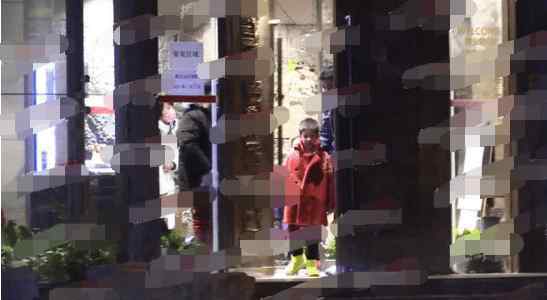 霍恩燕 女人间的斗艳？杜江一家与友人聚餐，霍思燕一身皮草宛如贵妇