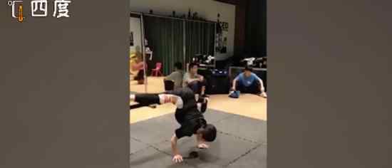 11岁女孩练街舞磨破十几双鞋 多次获舞蹈冠军