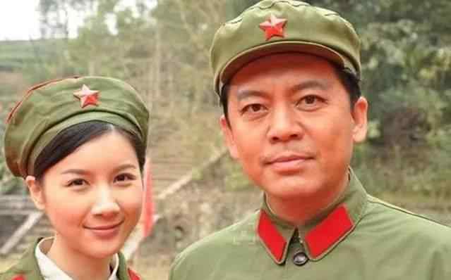 演员何雨 国家一级演员何政军，妻子原来是她，难怪很幸福