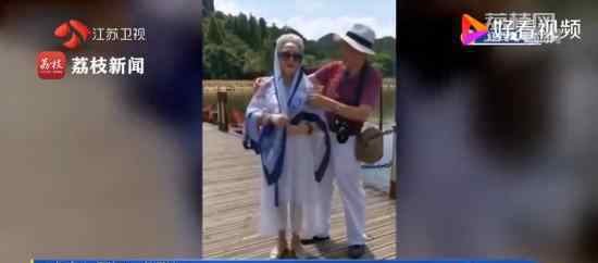 7旬大爷带一箱丝巾为妻子拍照 具体是怎么回事