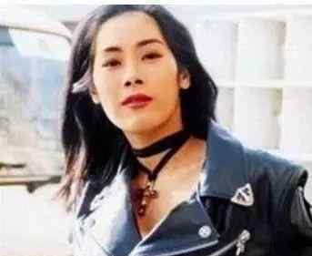 活佛之女杨吉 当年比王菲还红的歌手，却未婚与活佛生子，如今50岁落魄成这样子