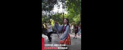峨眉弟子穿运动汉服教武术 中国武术博大精深