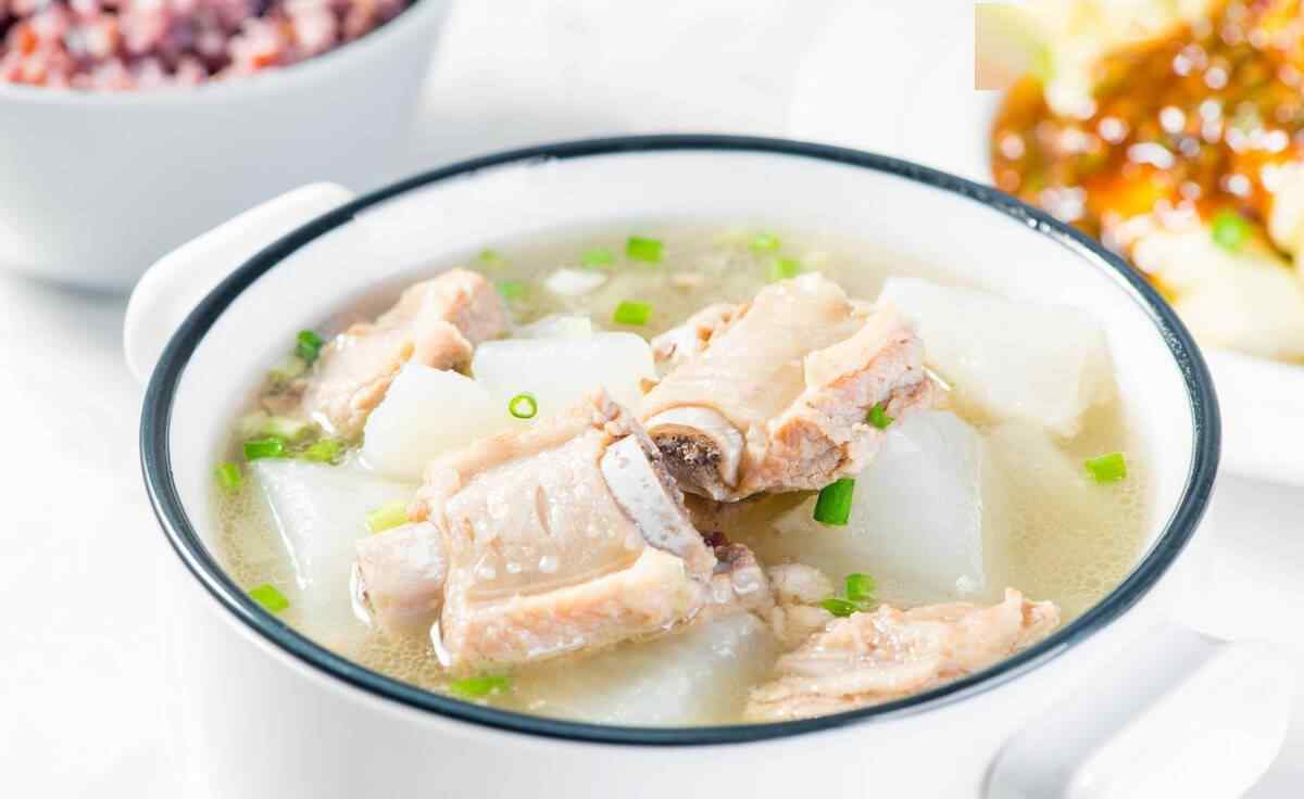 排骨汤怎么炖成奶白色 炖排骨汤时，牢记2个技巧，汤不仅颜色奶白，排骨鲜嫩又好吃