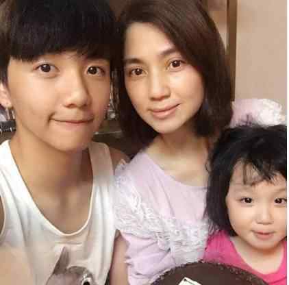 男孩跪守的母亲去世 父亲挂断电话 父亲不肯认儿子