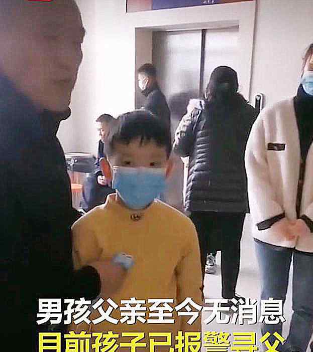 跪守病母男孩的舅舅发声:别提他爸 男孩跪守病母事件