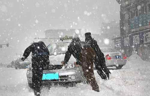 大学生在校园内被狂风暴雪吹走 大学生被狂风吹走