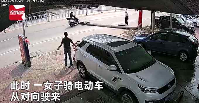 电线杆突然倒塌路人疯狂大喊 老人和女子差一秒就被砸 现场惊心