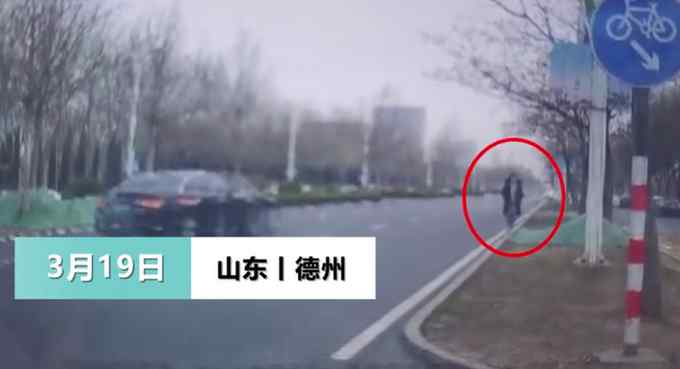 山东一女孩在路边等车突然“消失”在镜头中 目击者拍下可怕瞬间