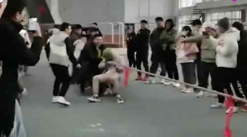 拔河比赛绳子被50名体育生拔断 拔河比赛绳子被拔断