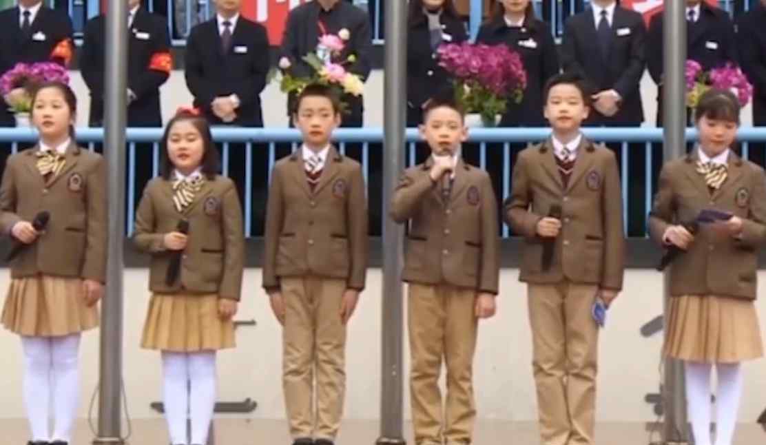 成都小学生用六国语言主持 究竟发生了什么?