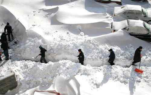 大学生在校园内被狂风暴雪吹走 大学生被狂风吹走