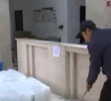 跪守病母男孩将何去何从 跪守病母男孩舅舅发声