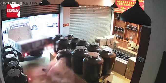货车“神”操作倒进酒屋 400斤原浆撞碎洒一地！店家：60元一斤