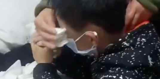 跪守病母男孩将何去何从 跪守病母男孩舅舅发声