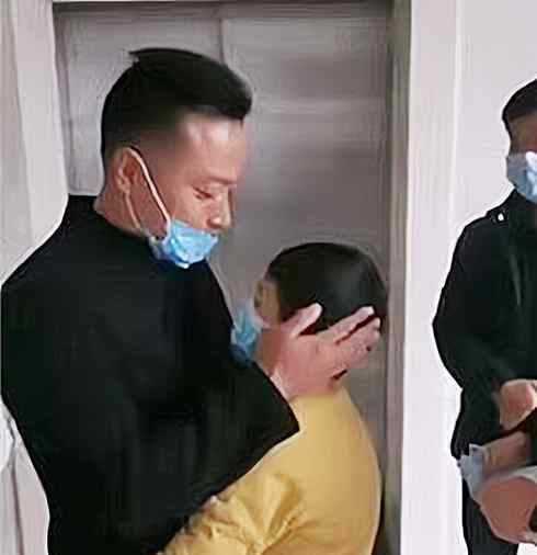 跪守病母男孩的舅舅发声:别提他爸 男孩跪守病母事件