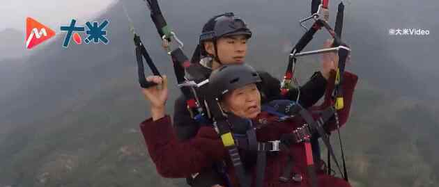 78岁老人第一次玩滑翔伞淡定自拍 究竟是怎么一回事?
