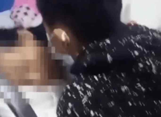 男孩跪守的母亲去世 父亲挂断电话 父亲不肯认儿子