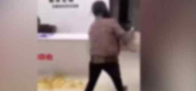 扬州一女子向物业办公室泼粪 这意味着什么?