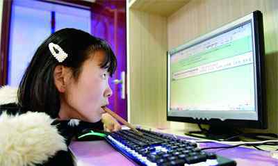 咬木棍写小说残疾女孩破格入作协 洛阳残疾女孩嘴咬木棍敲出10余部小说