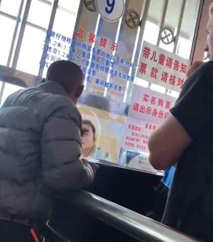 山西男子衣着朴素用流利英语 帮着售票员翻译 网友直呼人不可貌相