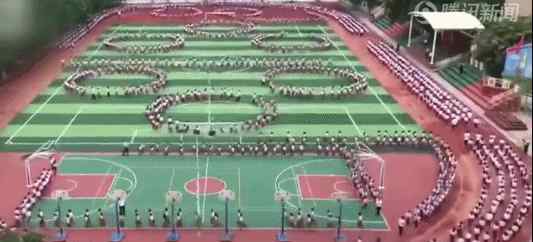 近2500名中学生贪吃蛇式跑操 中学生贪吃蛇式跑操