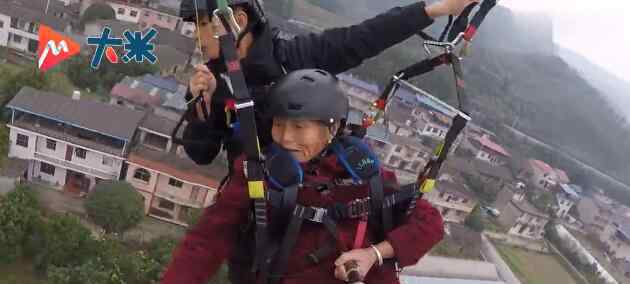 78岁老人第一次玩滑翔伞淡定自拍 究竟是怎么一回事?