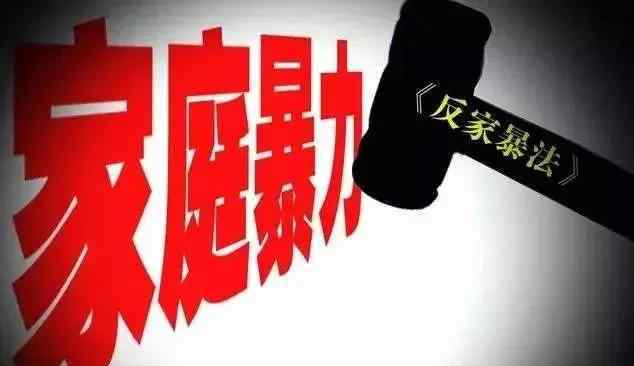 C罗等球员在脸上涂口红反对家暴 C罗、伊布脸上涂口红