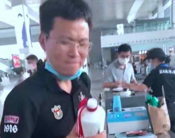 带茅台过安检被拒一饮而尽 到底是什么状况？