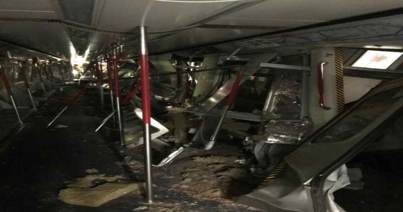 港铁中环站列车相撞 部分车体已经宛如废铁一般