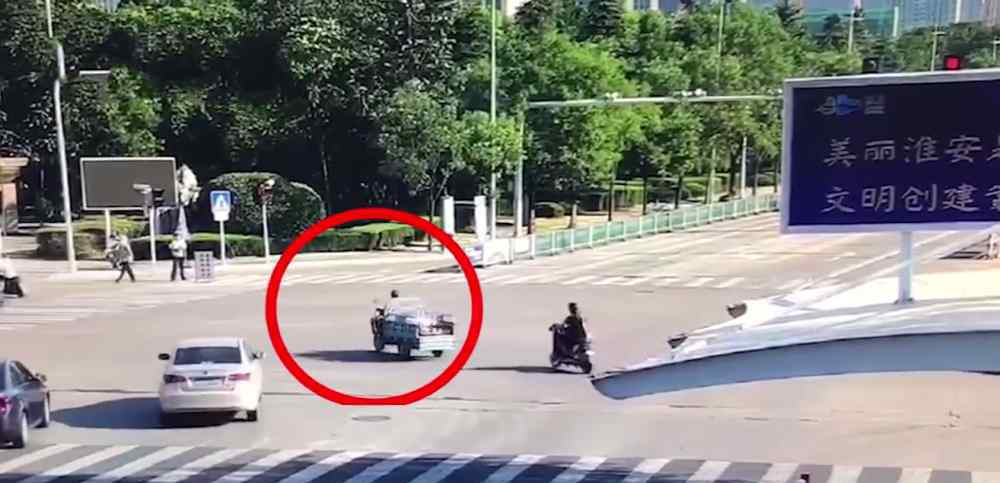 7旬老人卖鹅违章交警全部买下 目前是什么情况？