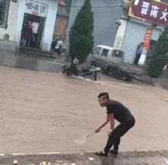 暴雨中男子用漏勺在门口捞苹果 到底是什么状况？