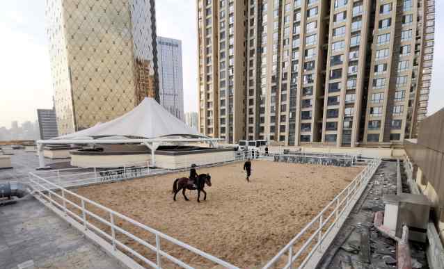 商场楼顶现空中马场 你敢带孩子去吗