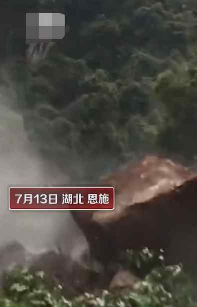 山体塌方巨石滚落男子淡定拍照 究竟发生了什么?