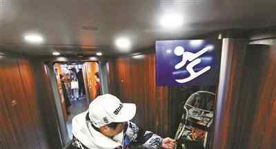 京张高铁首发体验 350公里时速车厢智能随手触