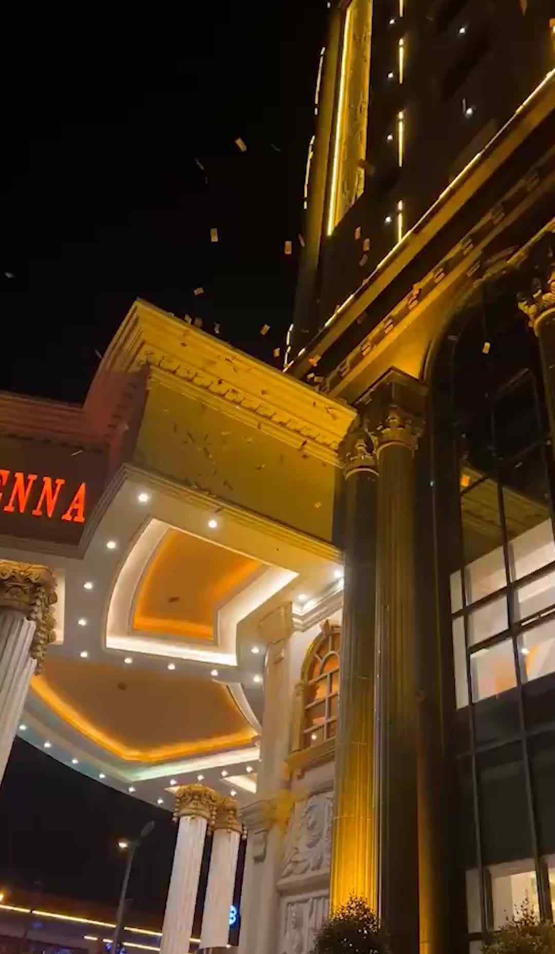 广西一酒店夜晚突降钞票雨 到底什么情况呢？