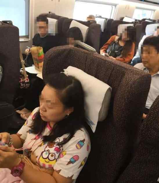 让男童霸占一等座 家长带着小孩占便宜还一套歪理