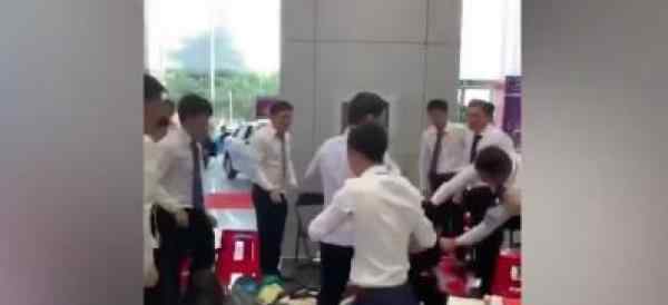 拍视频麻将牌买车 结果被店员暴打一顿是怎么回事？