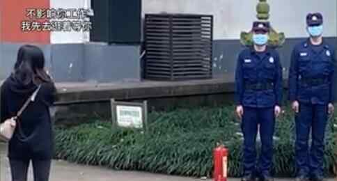 消防员给来探望的女友做了个手势 具体是什么情况？