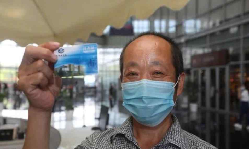 图书馆留言大叔重新办回读者证 还原事发经过及背后原因！
