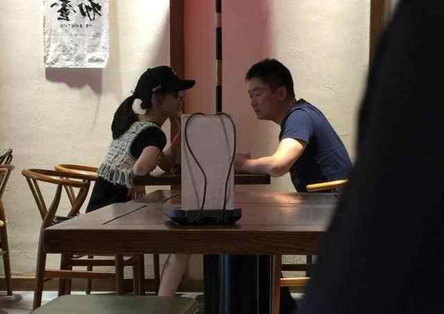 偶遇刘强东夫妻下午茶 网友直呼太虐狗是怎么回事？文章配图