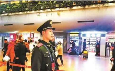 武警目送未婚妻归乡 00后武警首次不回家过年