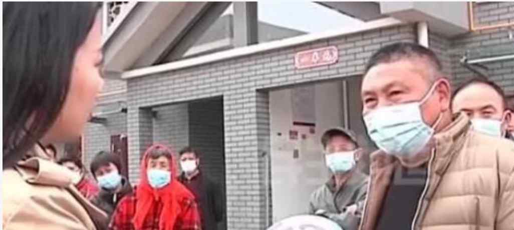 男子在新房客厅一低头就能看到3楼邻居家 现场一幕难以置信