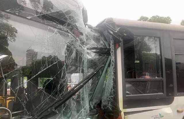 乘客拉拽驾驶员致两公交相撞 具体是啥情况?