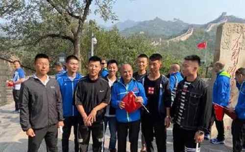光头刘sir长城自拍照 终于圆了“国庆好汉梦”