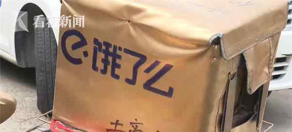 外卖小哥把电瓶车喷金色 非常拉风