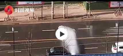 消防栓故障多辆私家车排队洗车 真相原来是这样！